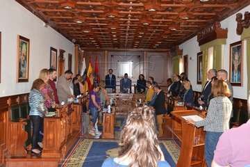  La profesora Celia Jiménez pone voz en el Pleno al manifiesto institucional contra la violencia machista (Foto TA)